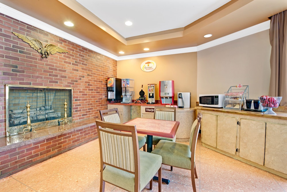 Super 8 By Wyndham Milford/New Haven 24/27