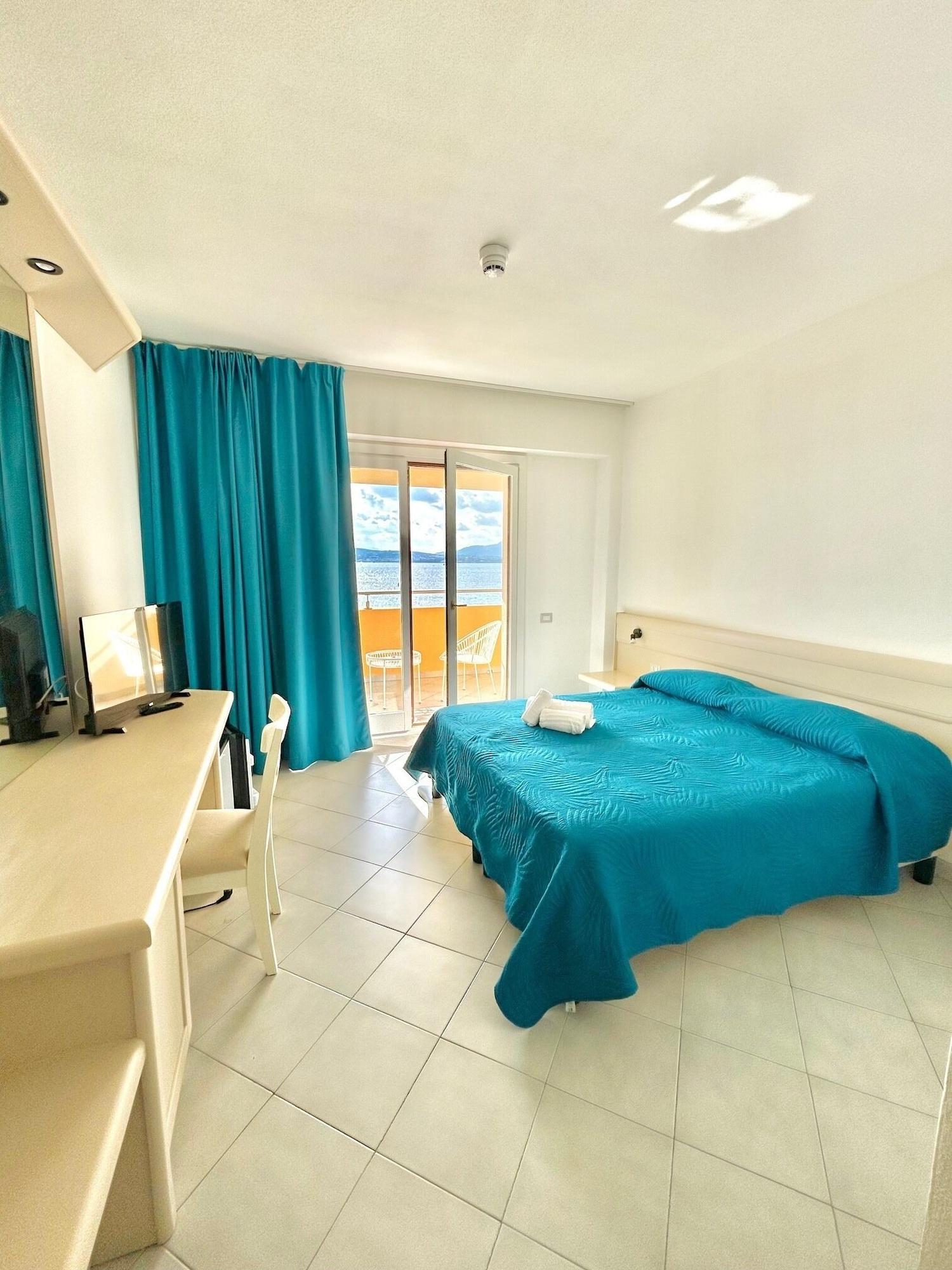 Room, Sea View