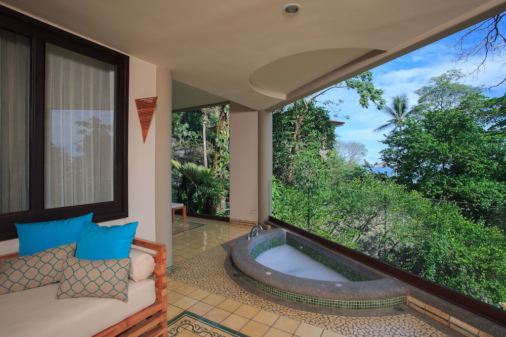 Arenas del Mar Beachfront & Rainforest Resort 37/75