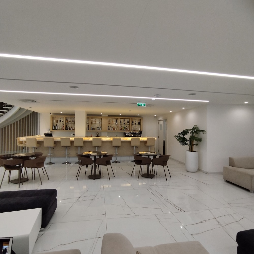 INTERNATIONAL ATENE HOTEL 32/48
