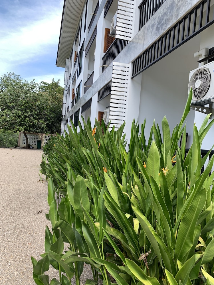 Phetcharat Grand Hotel Maesot 40/50