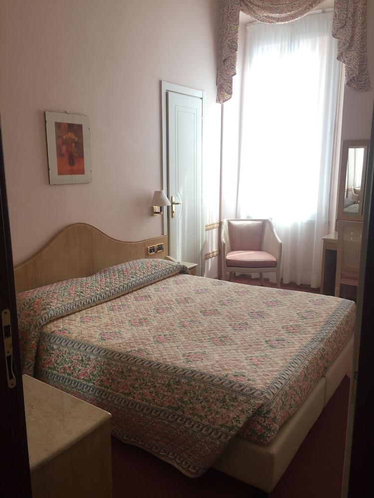 Hotel Bobby Executive 12/50