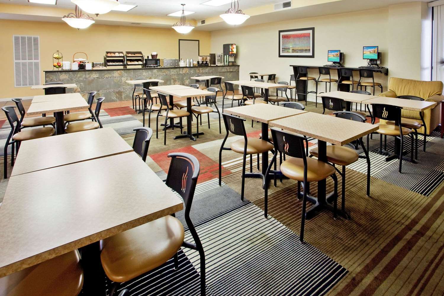 La Quinta Inn & Suites by Wyndham Memphis Airport Graceland 53/71