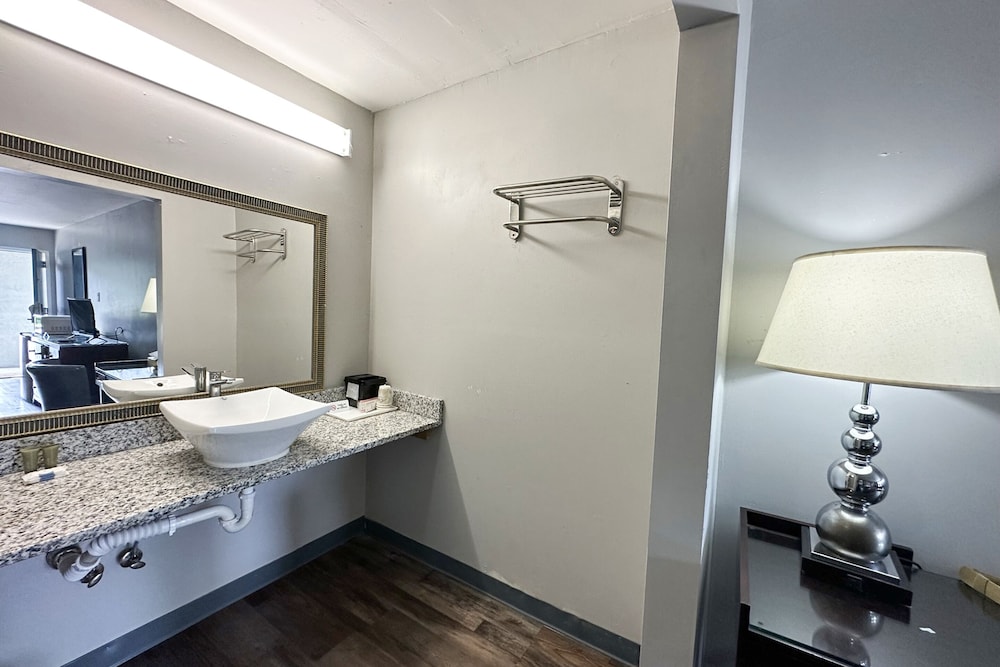 Executive Inn By OYO Ridgeway I-77 12/21