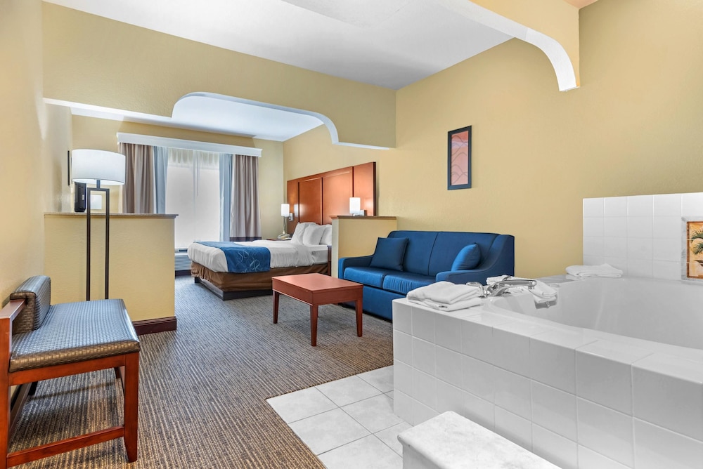Comfort Suites Findlay I-75 near Sports Complex 27/31