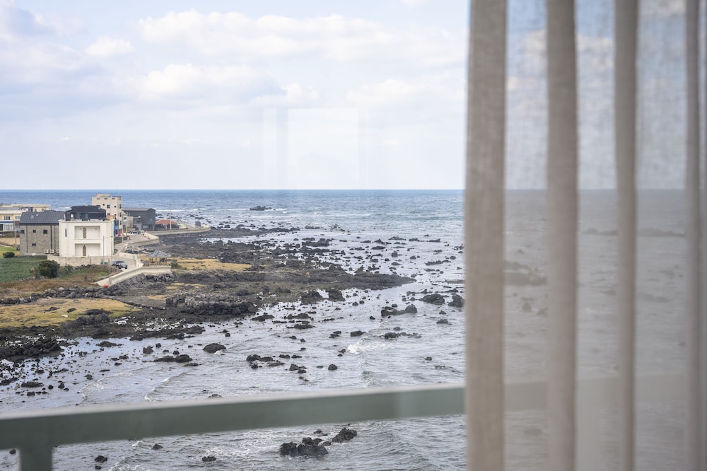 On The Sea Pension 76/80