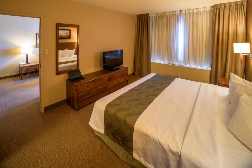 ROOM, QUEEN BED