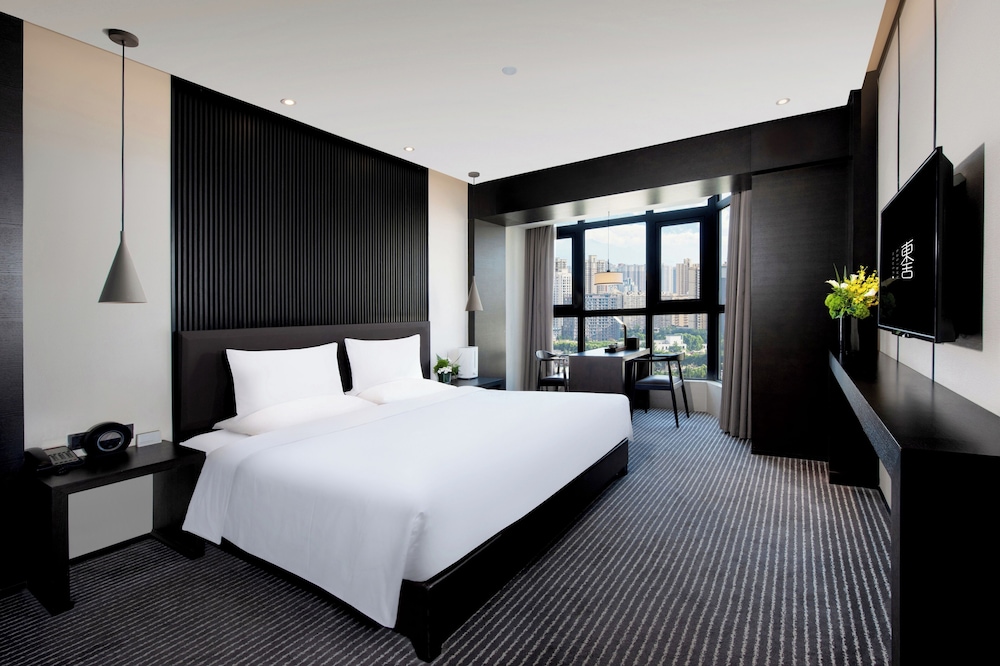 ROOM, KING BED