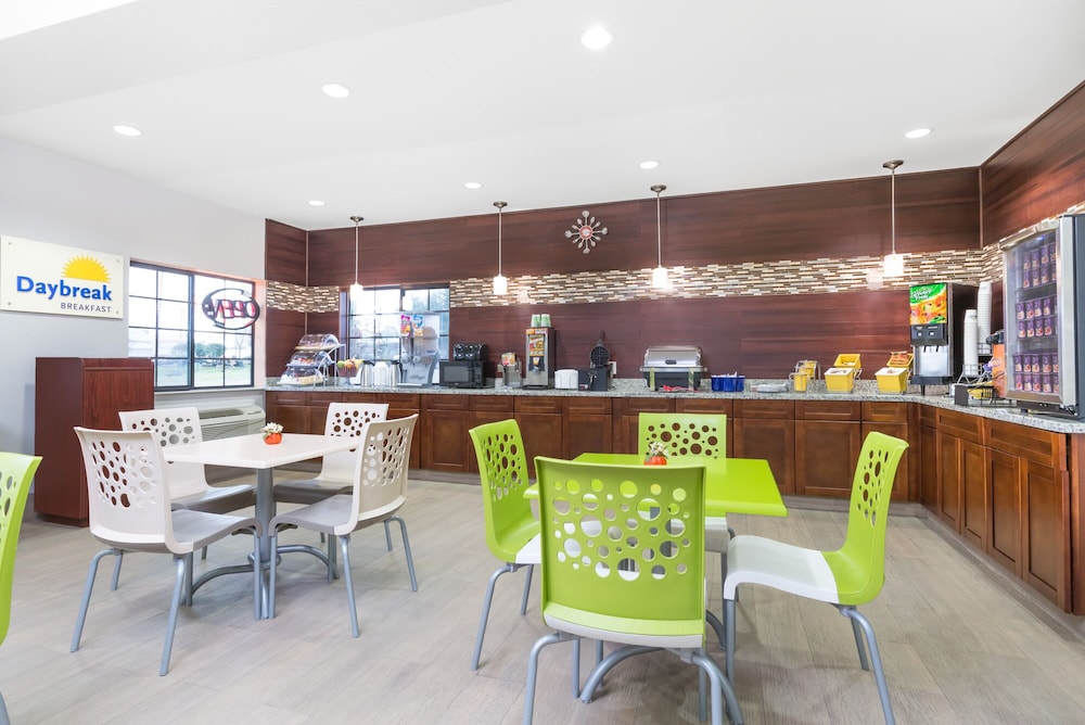 Days Inn & Suites by Wyndham Madisonville 26/35