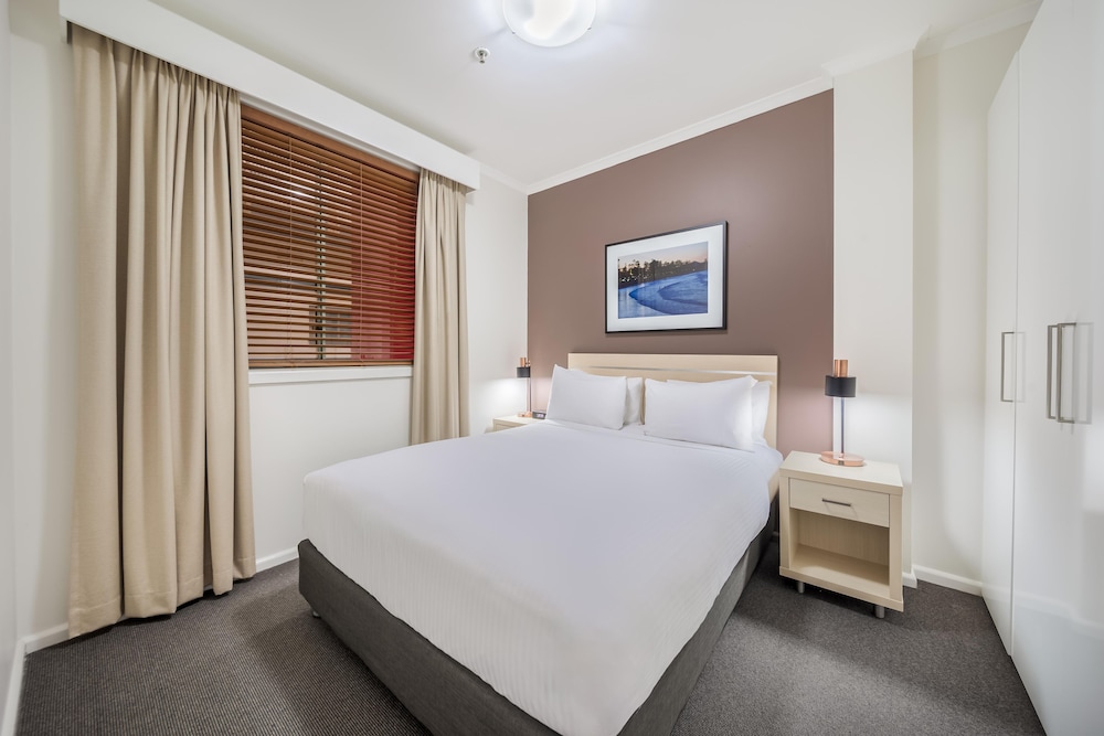 1 Bedroom, Queen Bed, City Skyline View