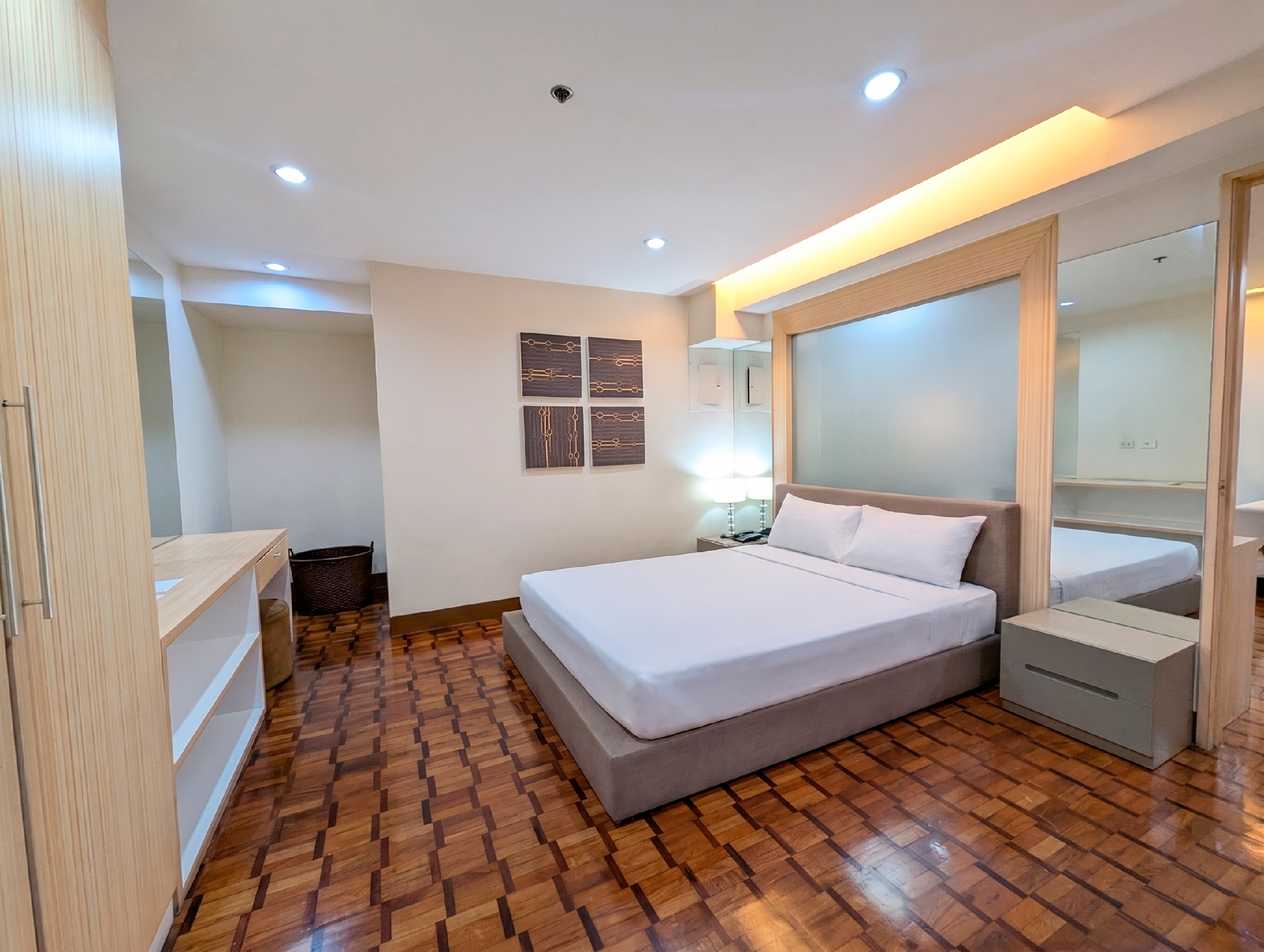 2 Bedrooms, Suite, 1 Queen and 1 Single Bed