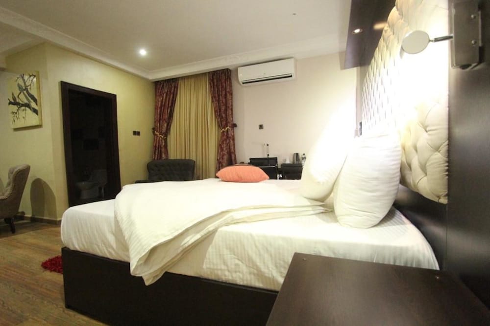 Eterno Hotels Limited 6/32