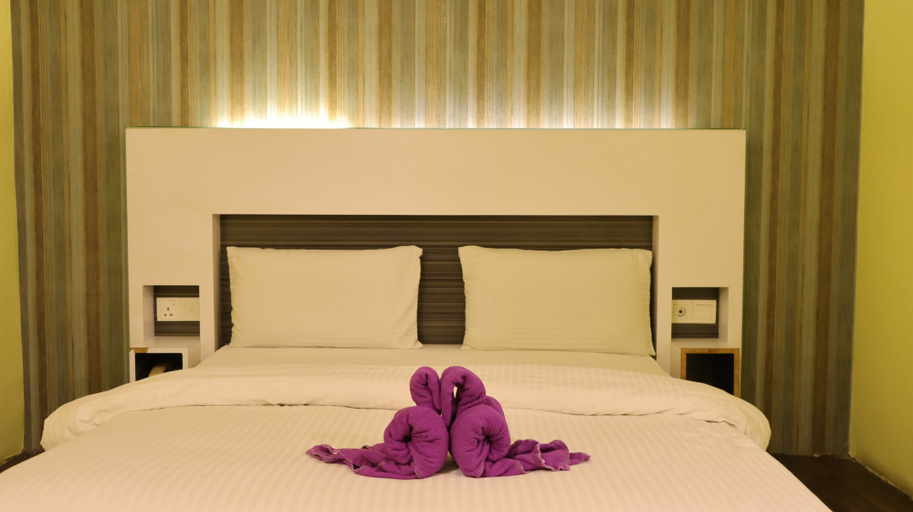 Room, Queen Bed, No Window