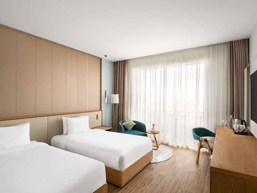 غرفة سوبيريور بسرير كينج بإطلالة على البحر، Movenpick Resort El Sokhna 2/3
