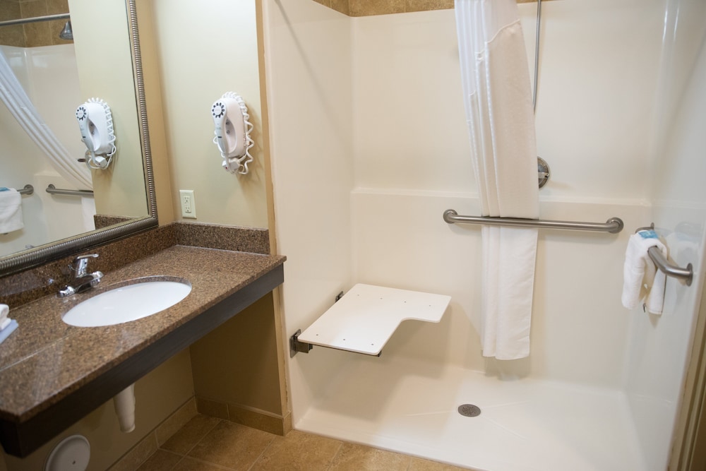 Holiday Inn Express Hotel & Suites Northwood 23/71