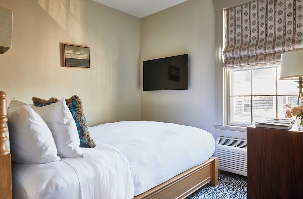 Mini, Queen Bed