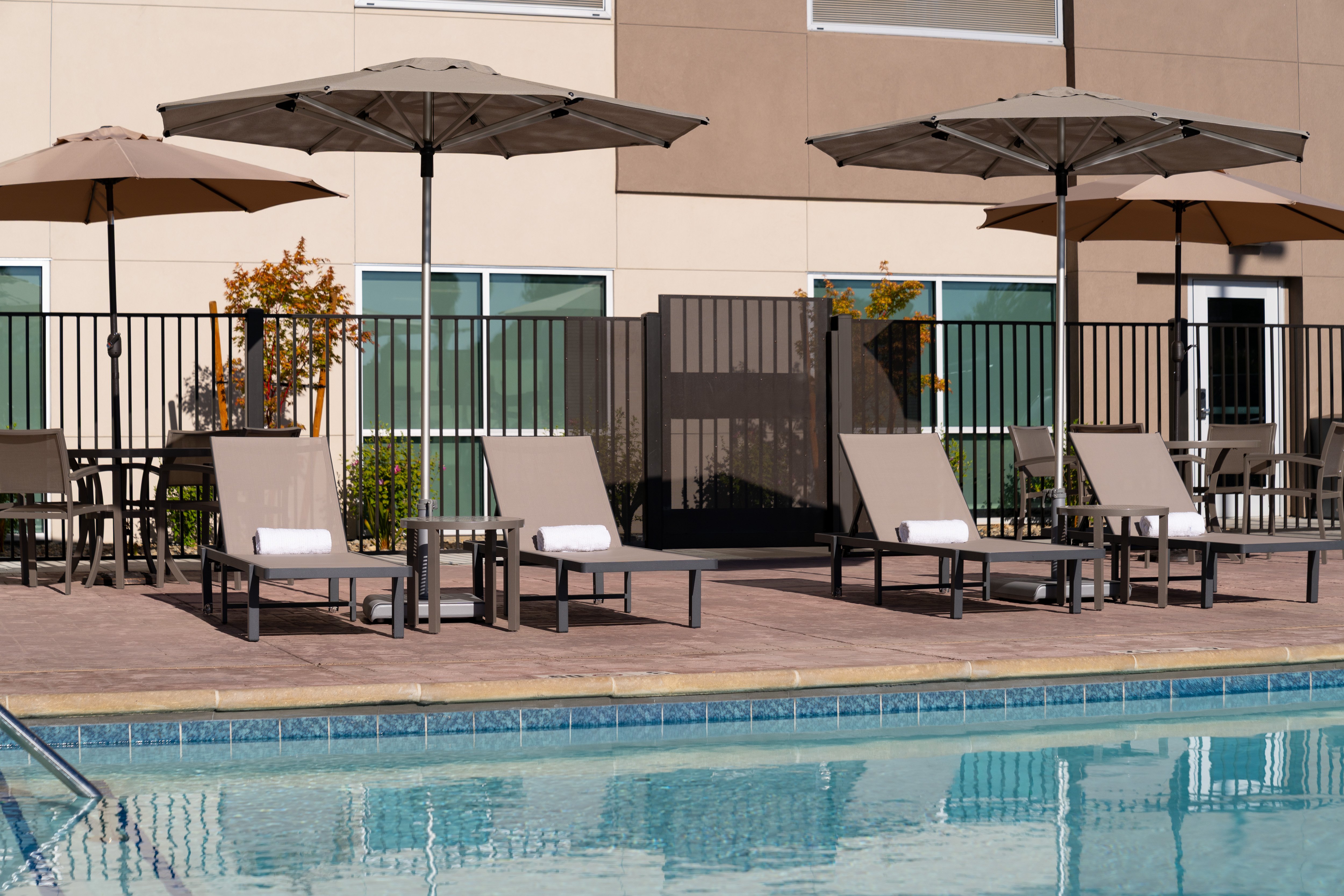 Holiday Inn Express & Suites Fresno Airport 15/25