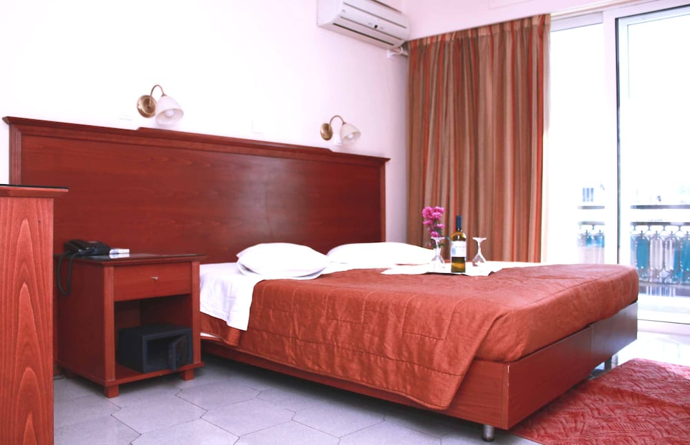 ROOM, DOUBLE OR TWIN BED