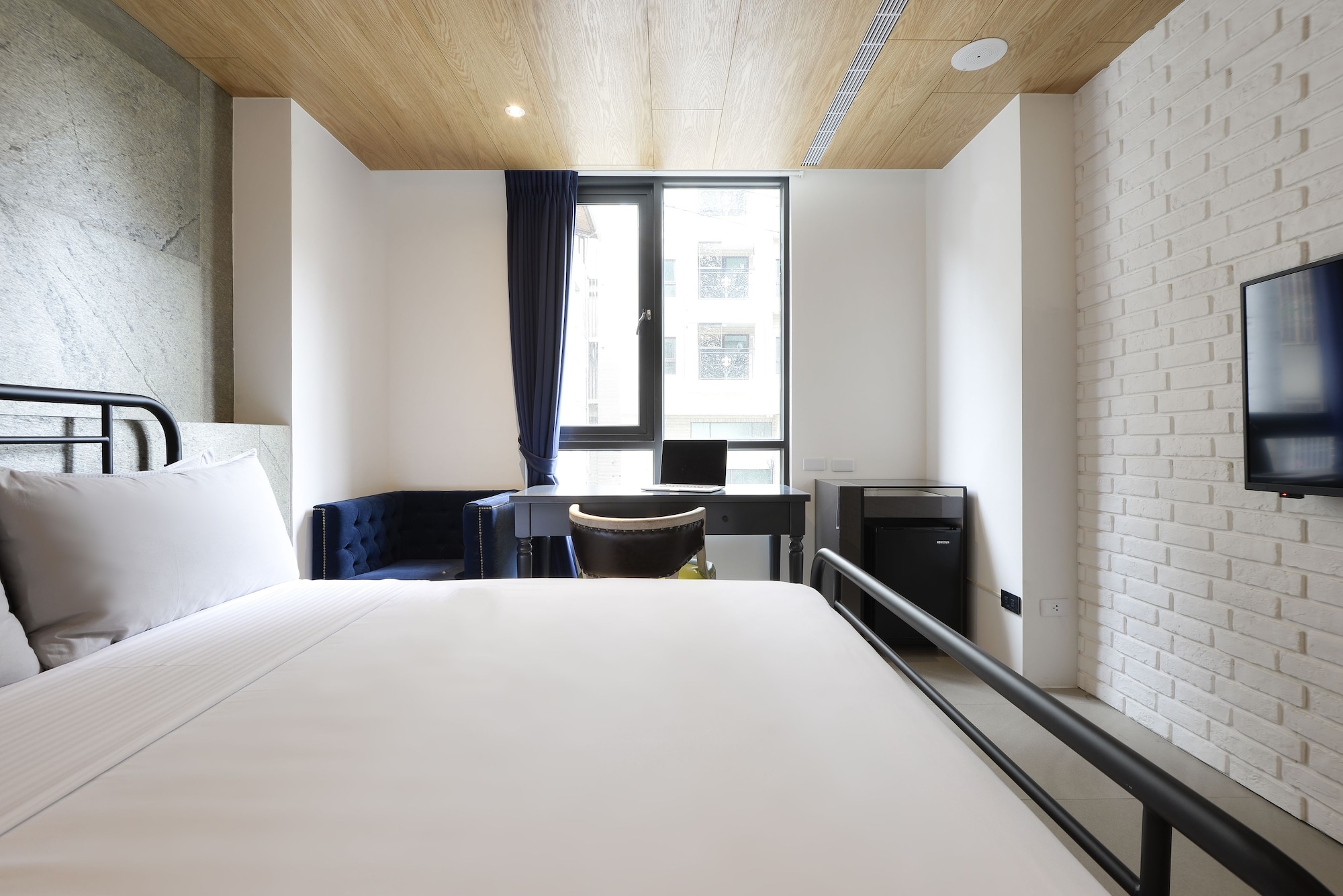 DELUXE, DOUBLE BED