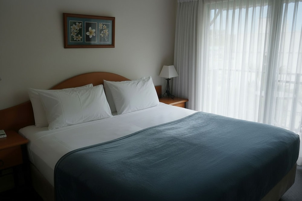 ROOM, KING BED, BALCONY