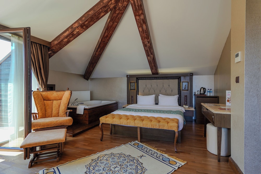 DELUXE, SUITE, LAKE VIEW, HOT TUB