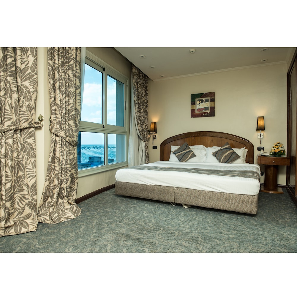 DELUXE SEA SIDE VIEW