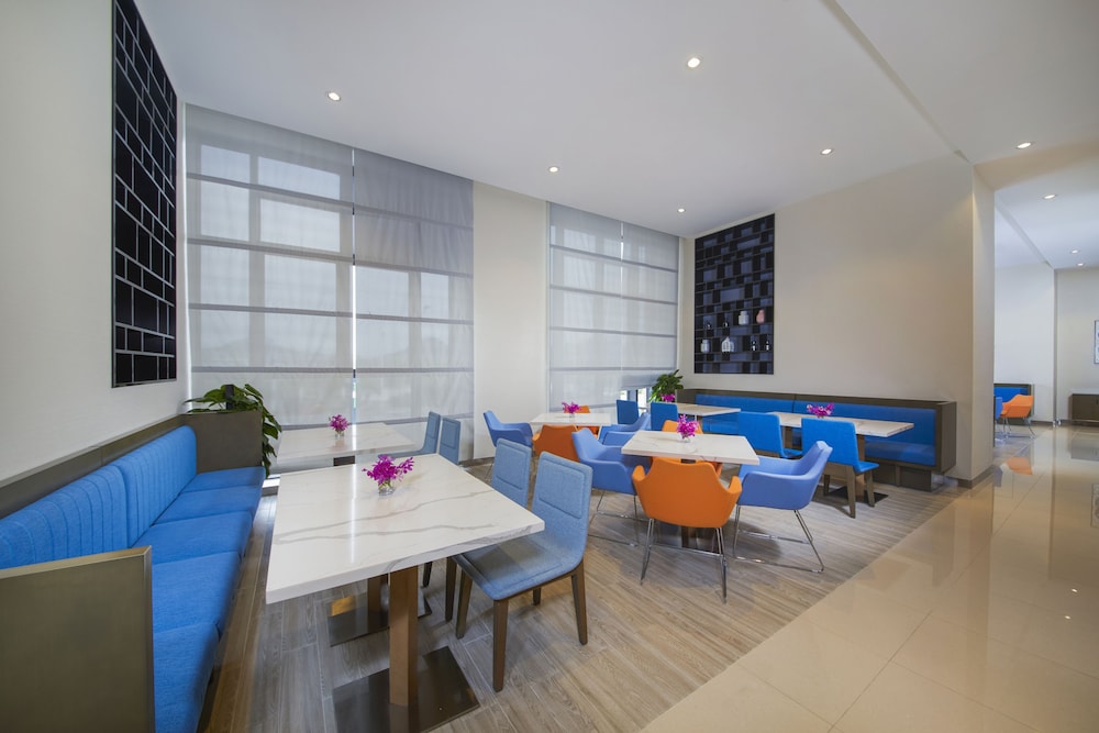 HOLIDAY INN EXPRESS GUIAN YUNGU 32/48