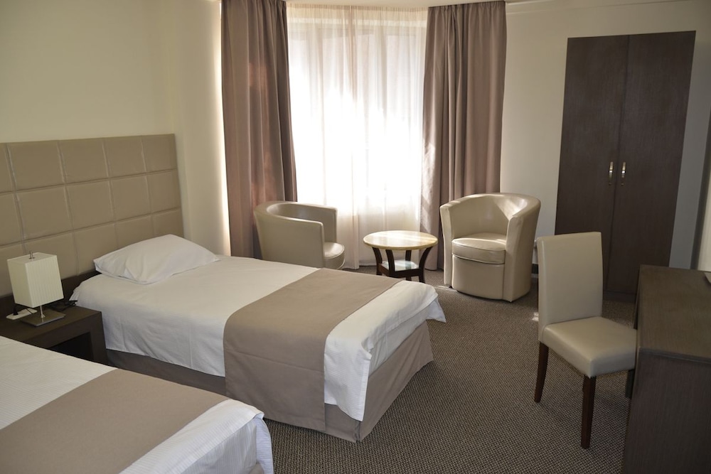 2 BEDROOMS, DELUXE