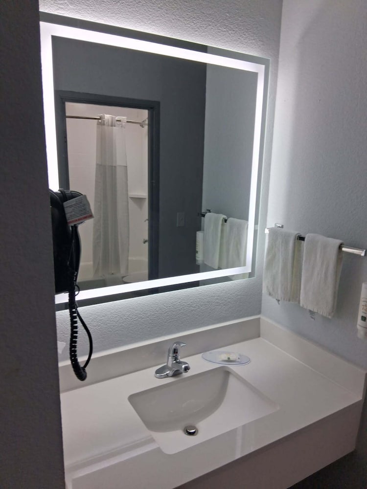 Quality Inn New Martinsville, WV 64/65