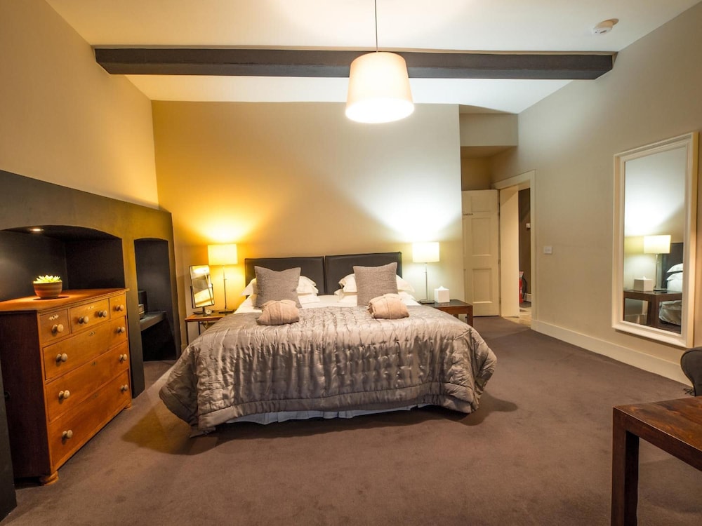 Six Brunton Place 8/34
