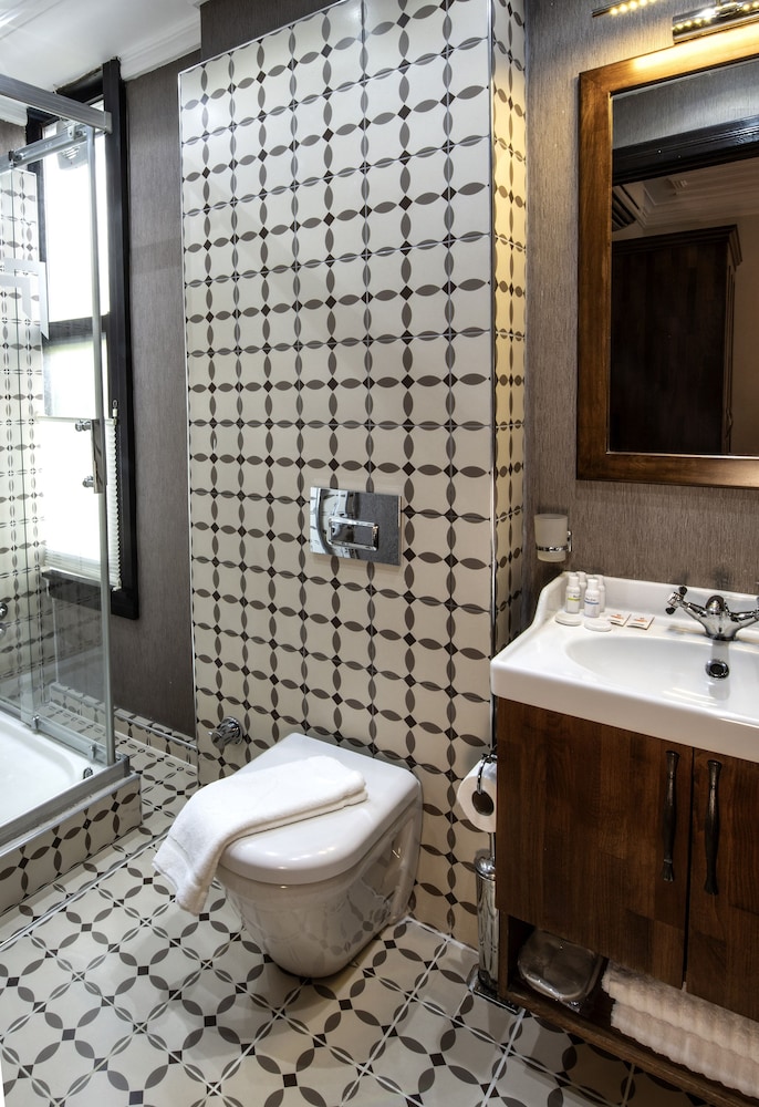 Mezzo Hotel 51/56