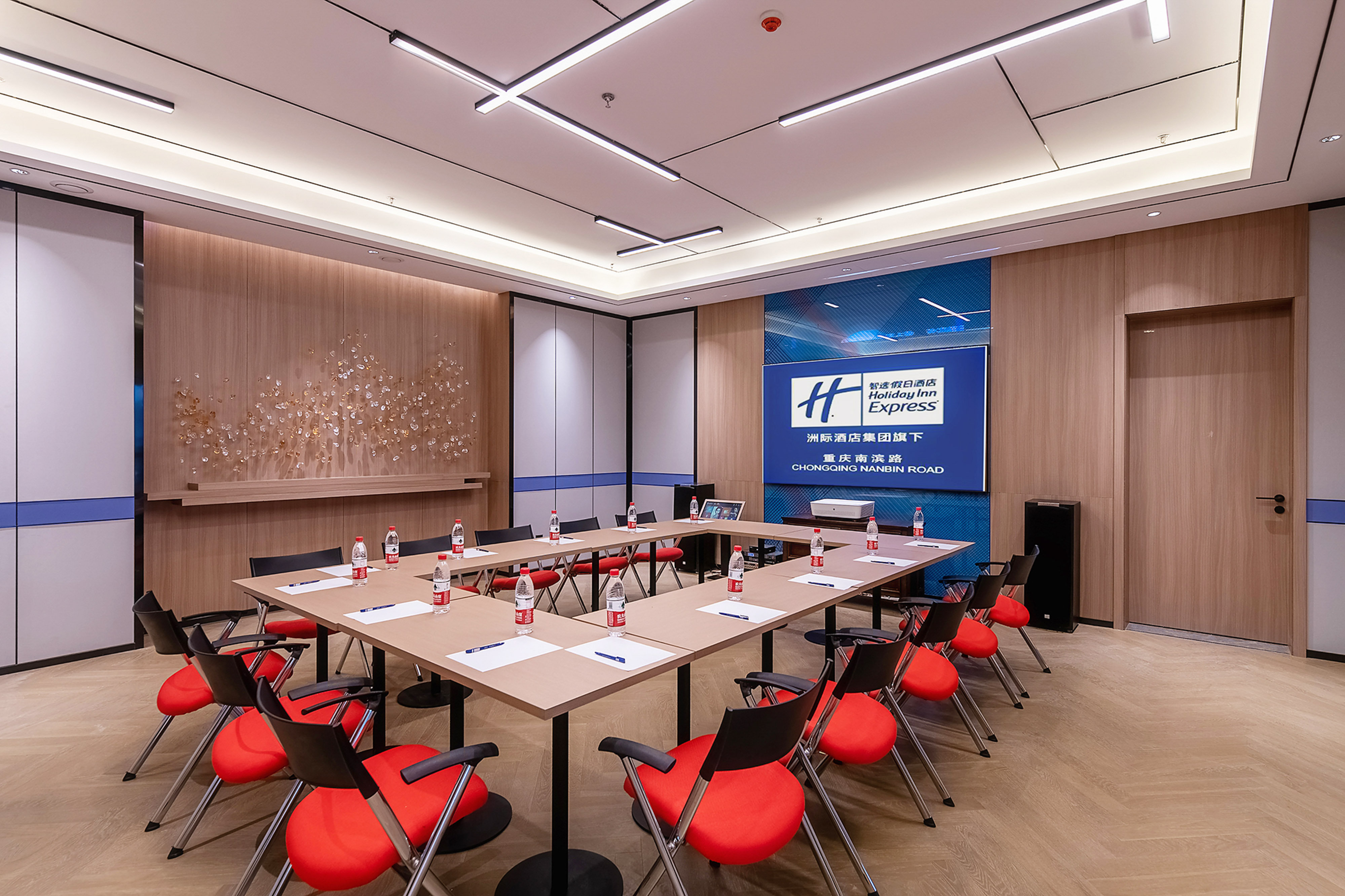 Holiday Inn Express Chongqing Nanbin Road 29/36