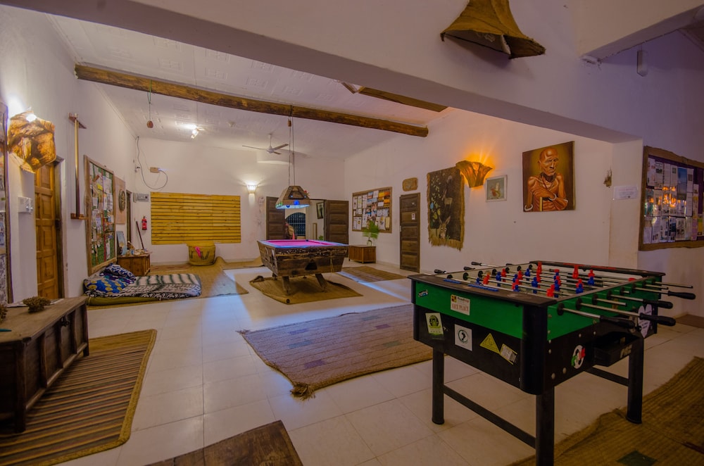 DISTANT RELATIVES ECOLODGE & BACKPACKERS 20/50