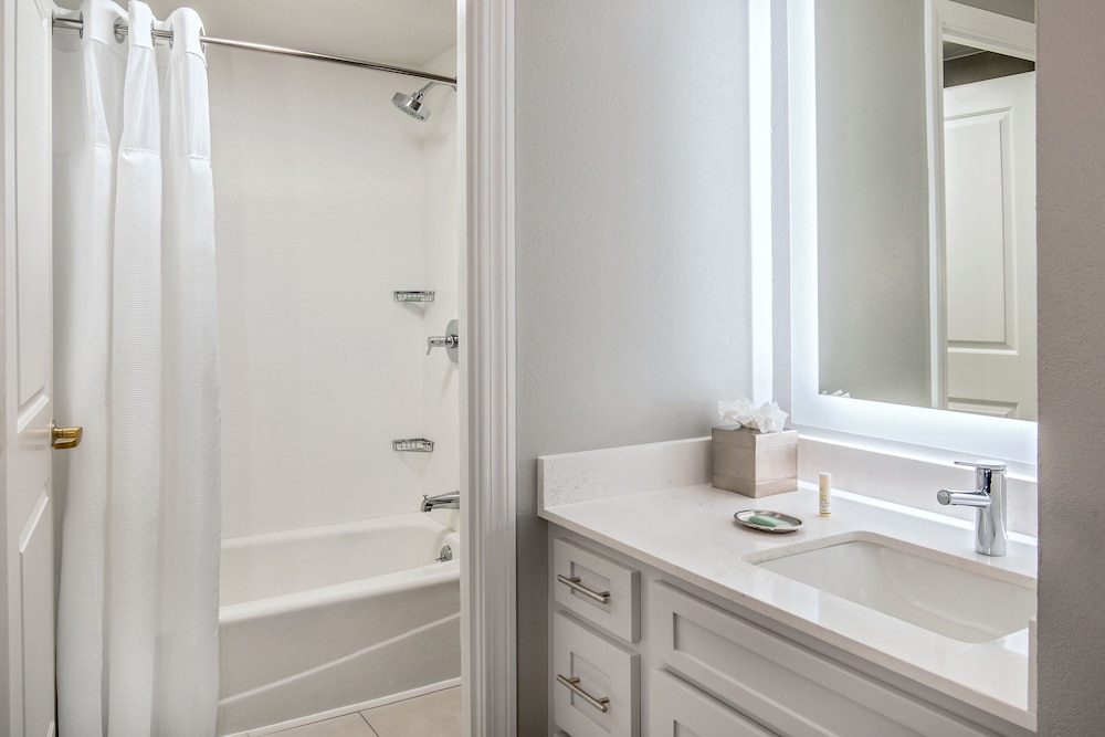 جناح بسريرين كوين بغرفة نوم واحدة مع أريكة، Residence Inn Boston Harbor On Tudor Wharf 3/4