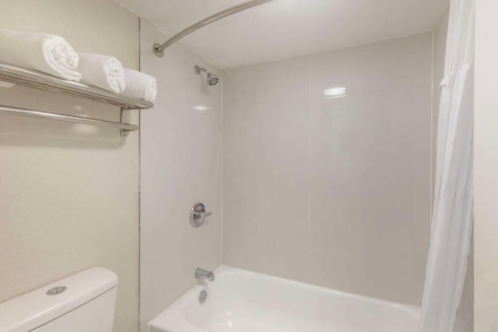 غرفة قياسية بسرير كوين، Downtown Inn & Studio Suites 5/6