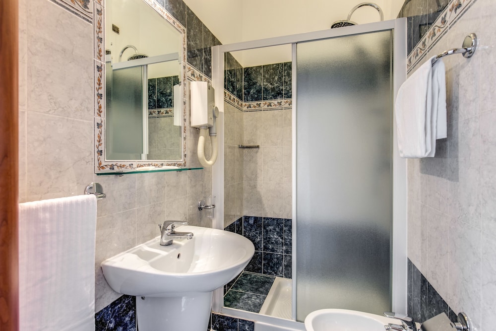 Adas Hotel 16/80