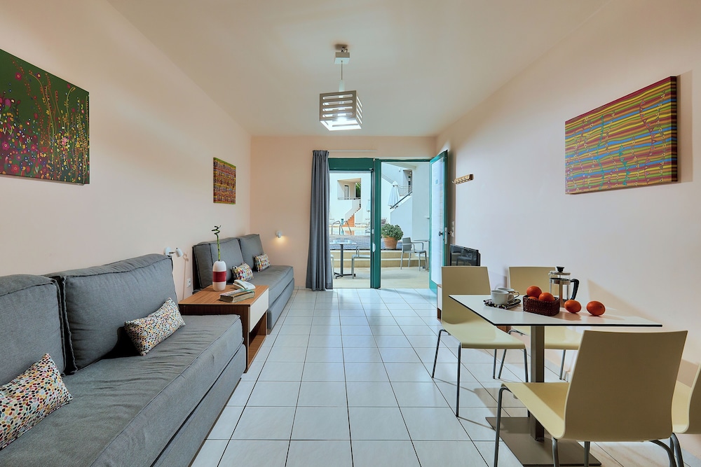 Bella Vista Hotel Apartments 32/49