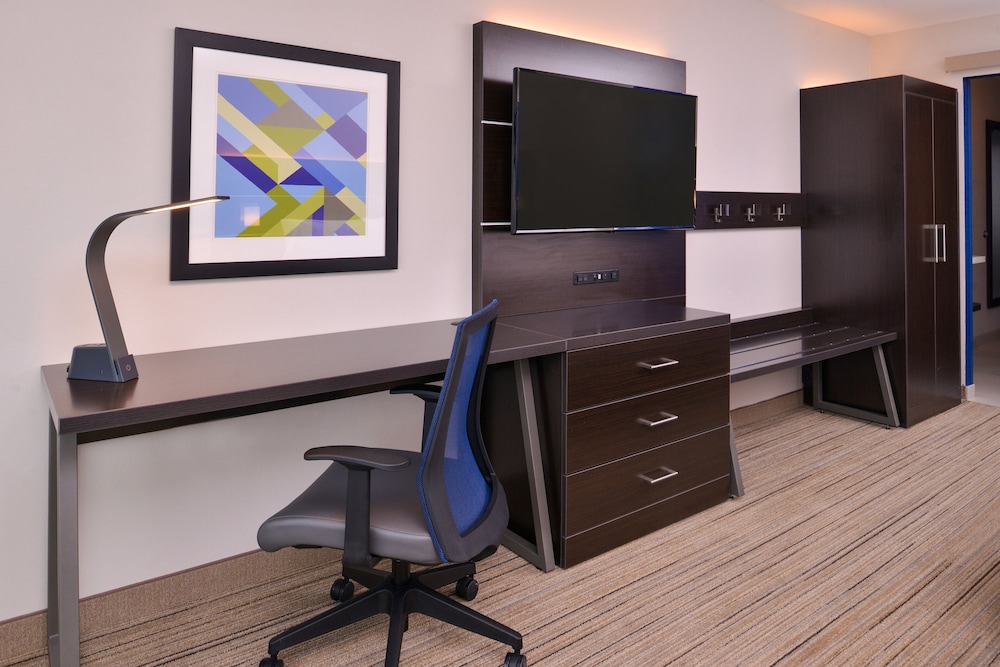 Holiday Inn Express & Suites Olathe West 51/60