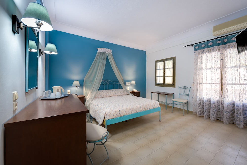 غرفة قياسية بسرير مزدوج بإطلالة على المسبح، Zephyros Hotel Santorini 4/7