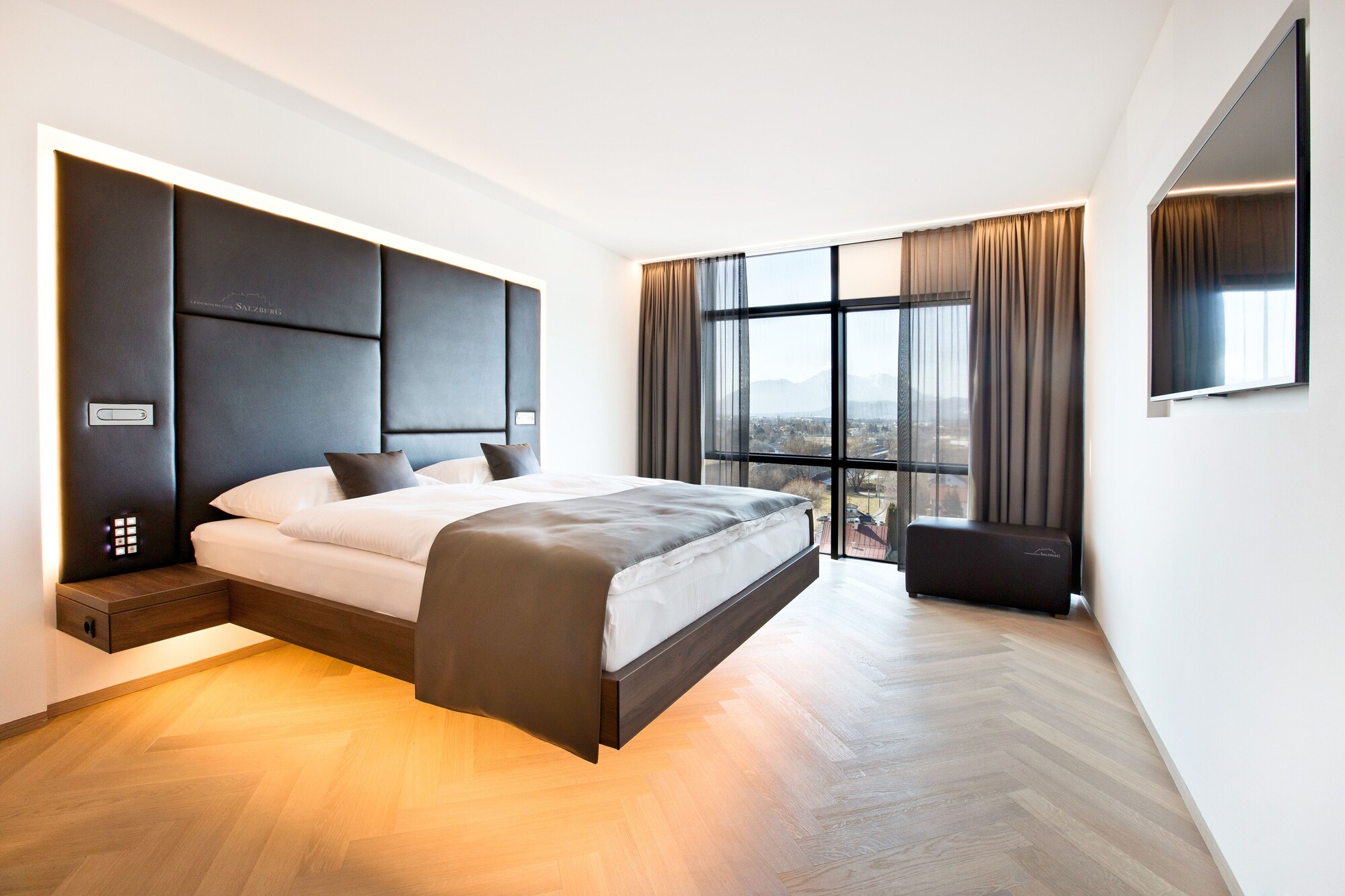 Deluxe, Queen Bed