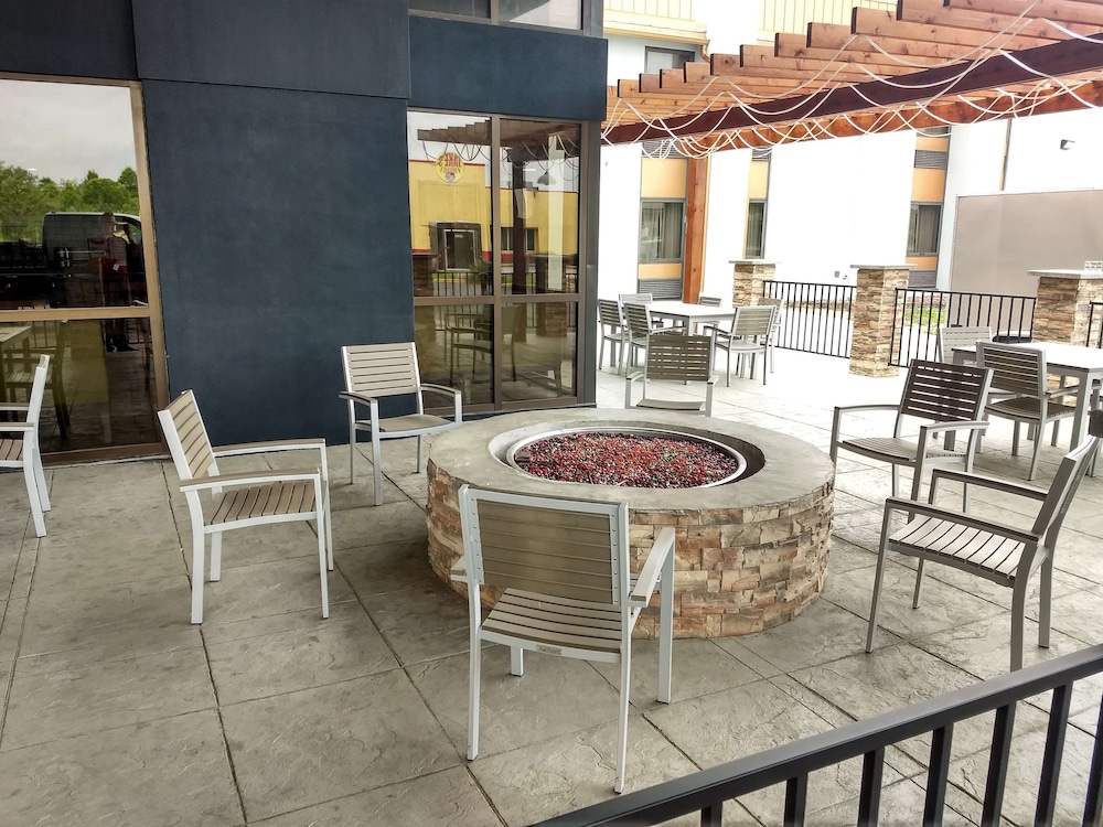 Country Inn & Suites by Radisson Indianapolis East 28/42