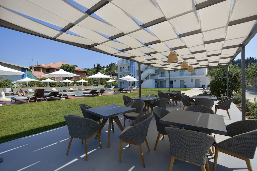 V Luxury Suites 36/50