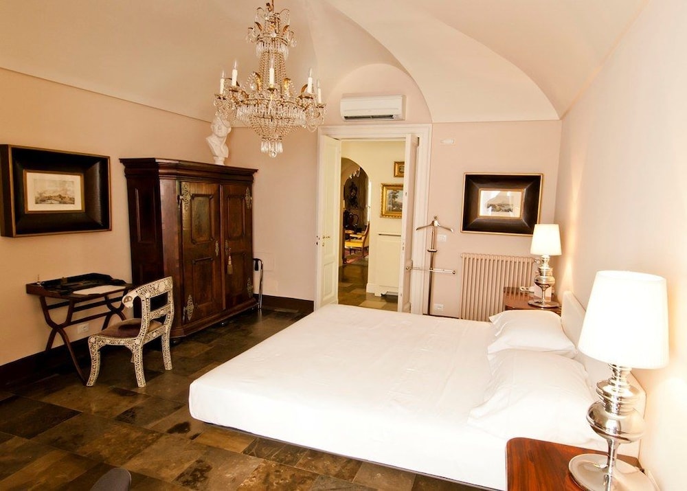 DELUXE, KING BED, CITY VIEW