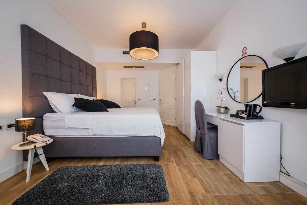Hotel Riva 3/48