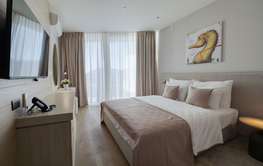 Sea Star Hotel 7/50