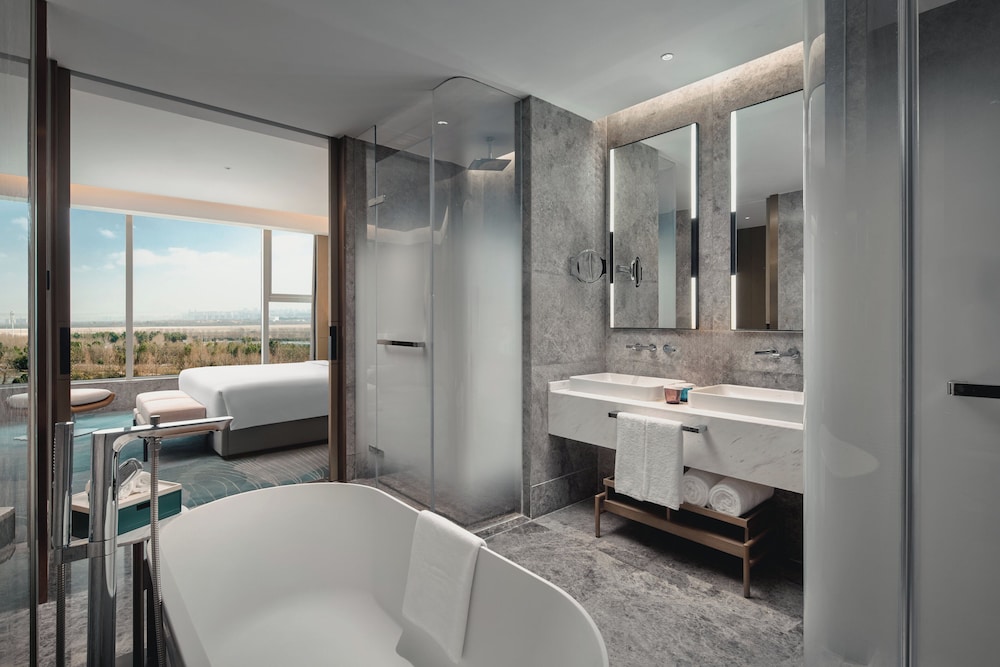 1 Bedroom, Suite, Single Bed, Dining Area، Holiday Inn Wuhan Tianhe Airport by IHG 3/3