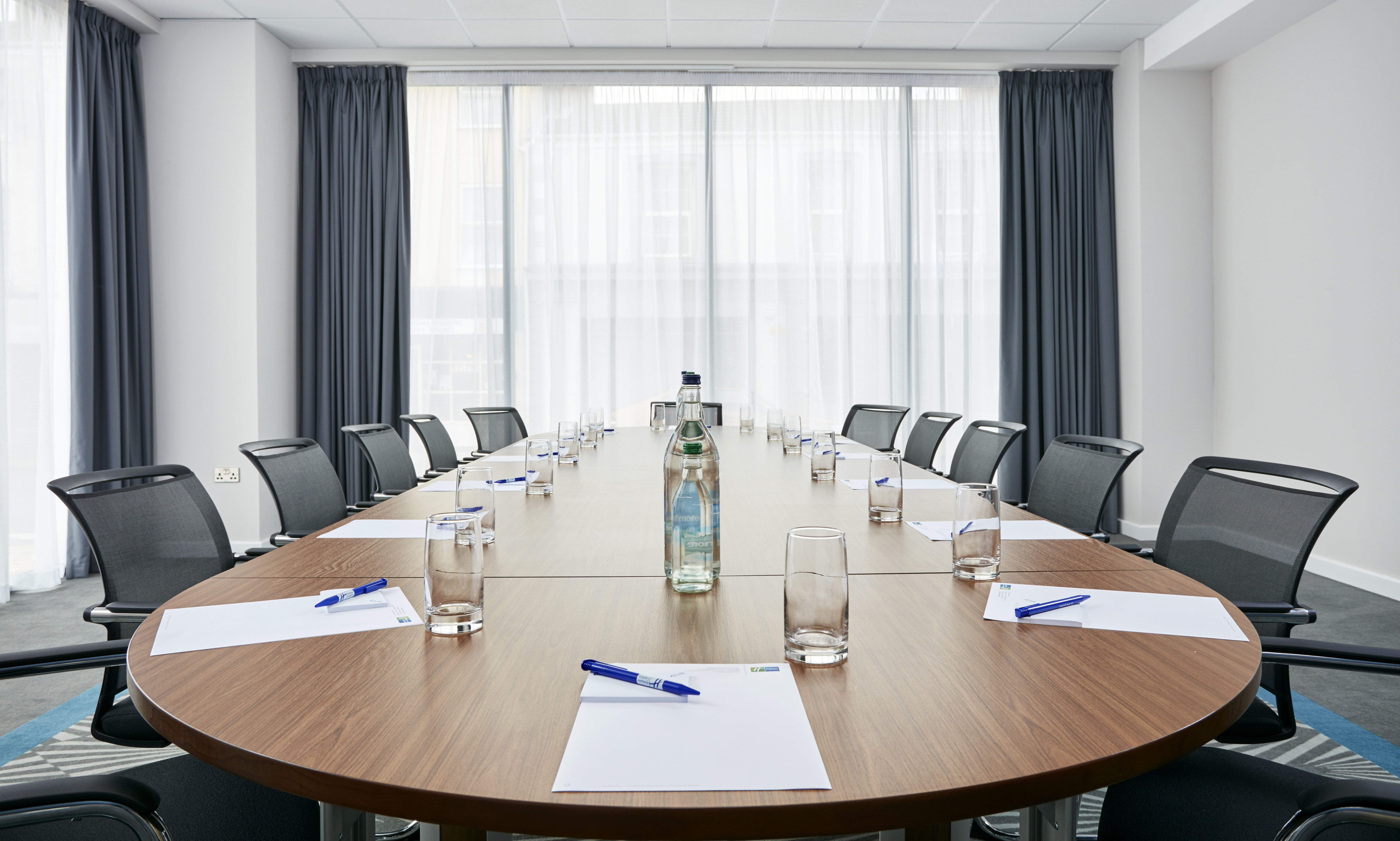 HOLIDAY INN EXPRESS GRIMSBY 32/35