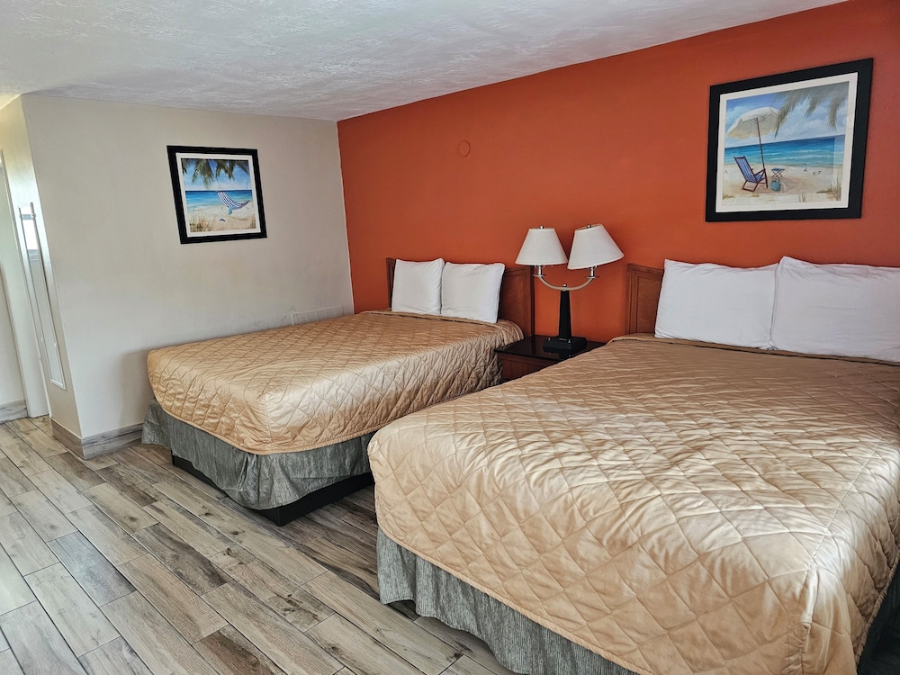 Three Oaks Motel 8/37