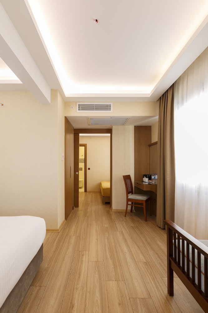LALAHAN HOTEL 45/61