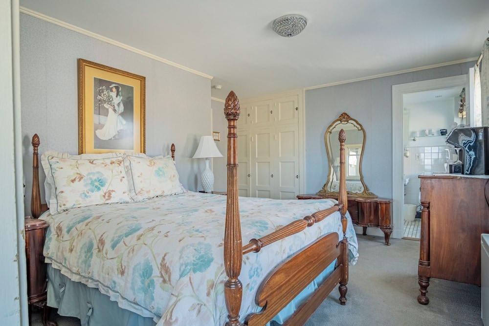The Yankee Clipper Inn 10/50